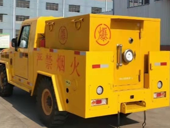 下谷坪土家族乡凯龙爆破器材运输车：保障爆破任务的安全运行